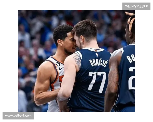 布克赛后与中国布克亲切合影赠送签名球衣引发球迷热议